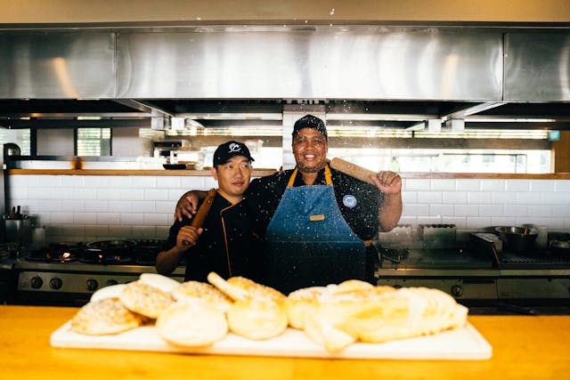 Crew Kitchen: Pengertian, Tugas, dan Perannya dalam Operasional Dapur
