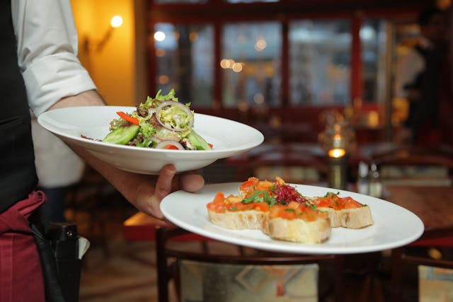 Waiter: Tugas, Tanggung Jawab, dan Skill yang Harus Dimiliki