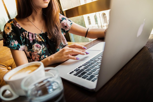 Wanita ekerja secara Work From Anywhere di cafe